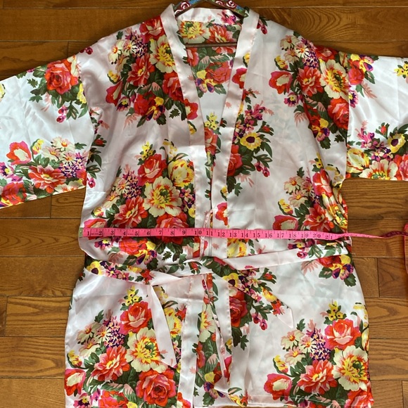 Silky short pink/ floral robe/intimates with belt. - Picture 10 of 12